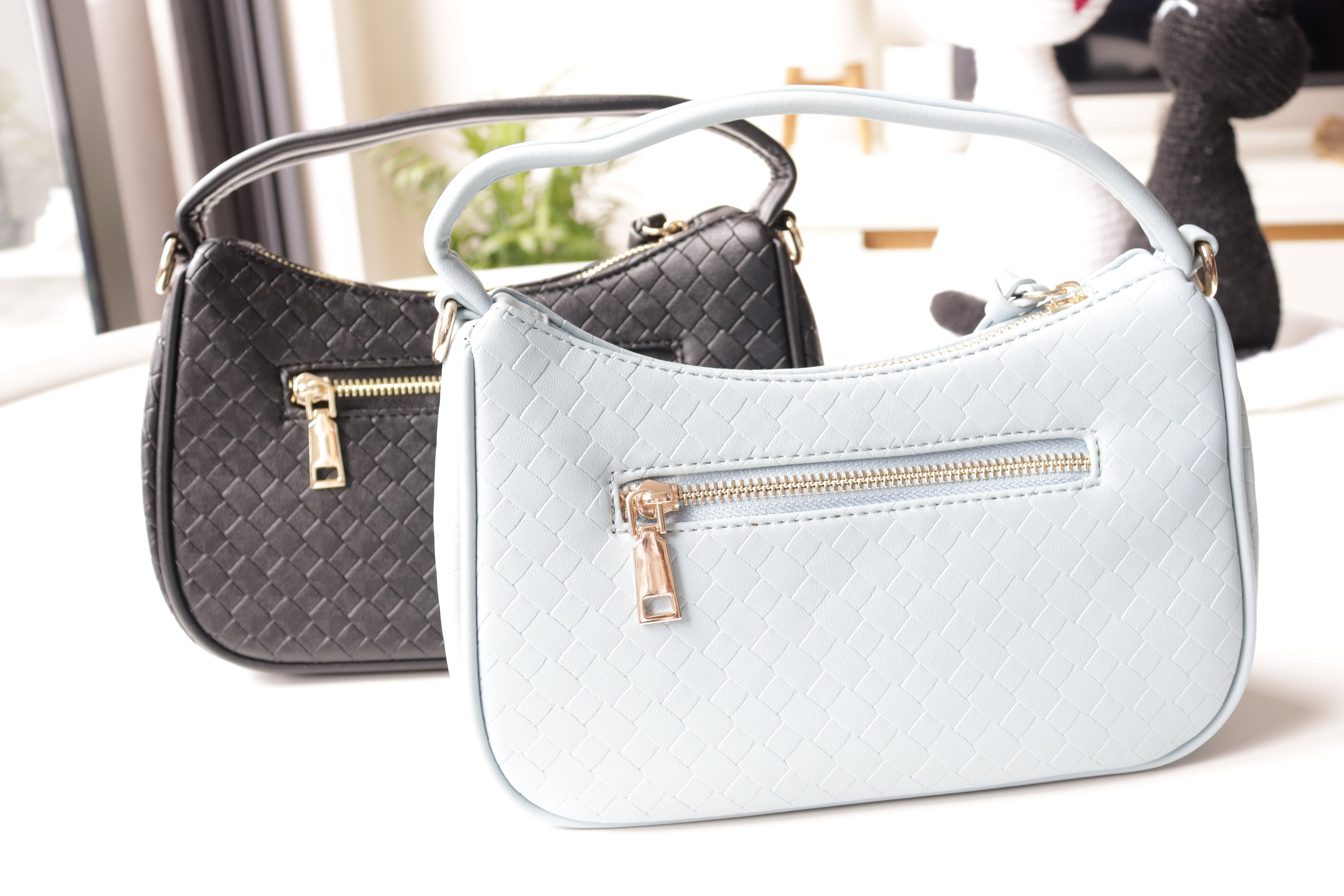 Textured Shoulder Bag with Zipper – Black & Light Blue