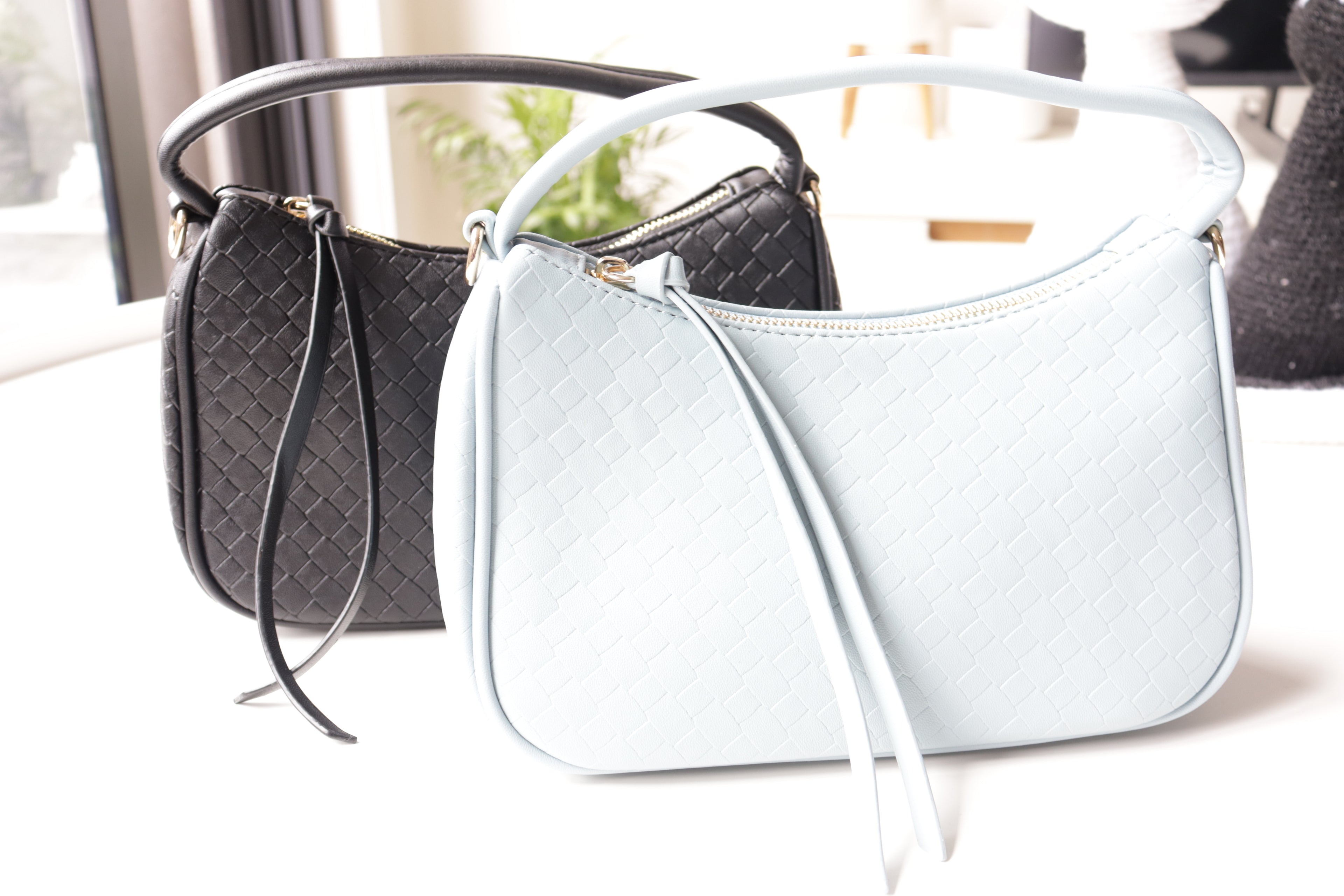 Textured Shoulder Bag with Zipper – Black & Light Blue