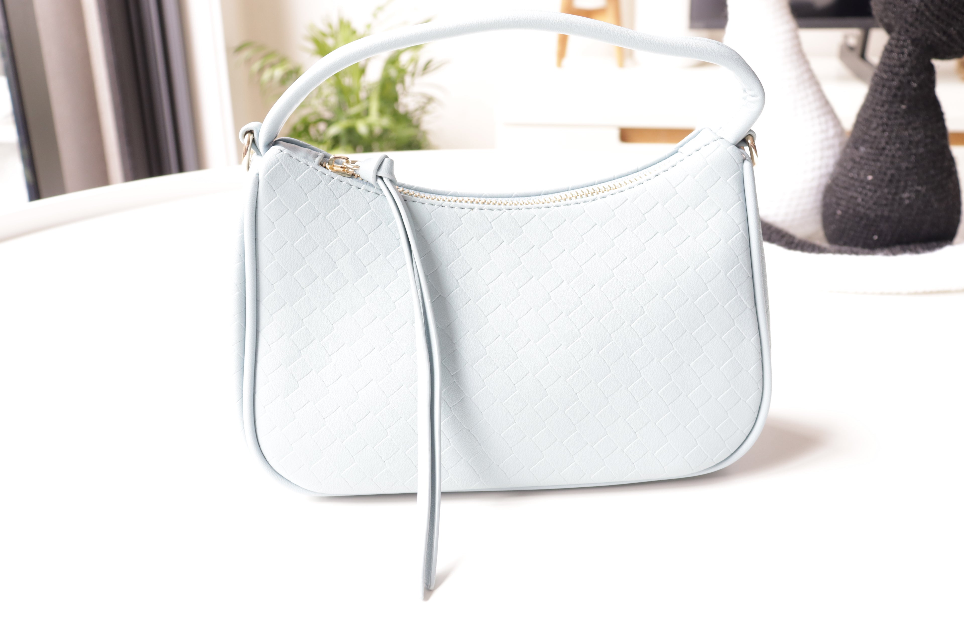 Textured Shoulder Bag with Zipper – Black & Light Blue