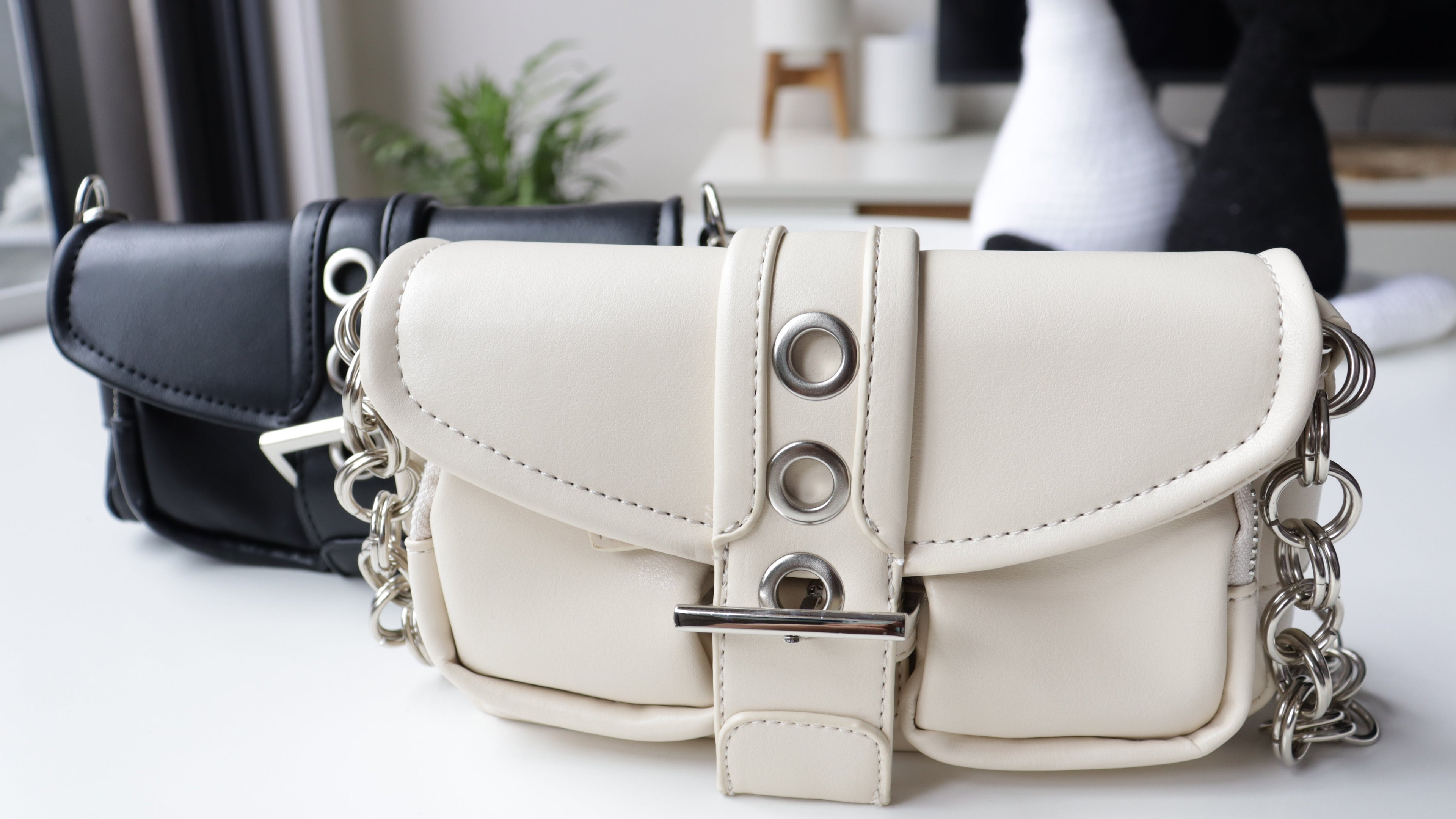 Trendy Chain Crossbody Bag – Black & Cream